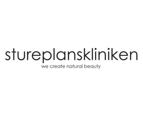Stureplansklinikens logotyp med texten 'Stureplanskliniken &ndash; we create natural beauty' mot en vit bakgrund.