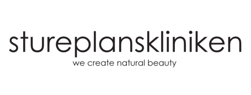 Stureplansklinikens logotyp med texten 'Stureplanskliniken – we create natural beauty' mot en vit bakgrund.